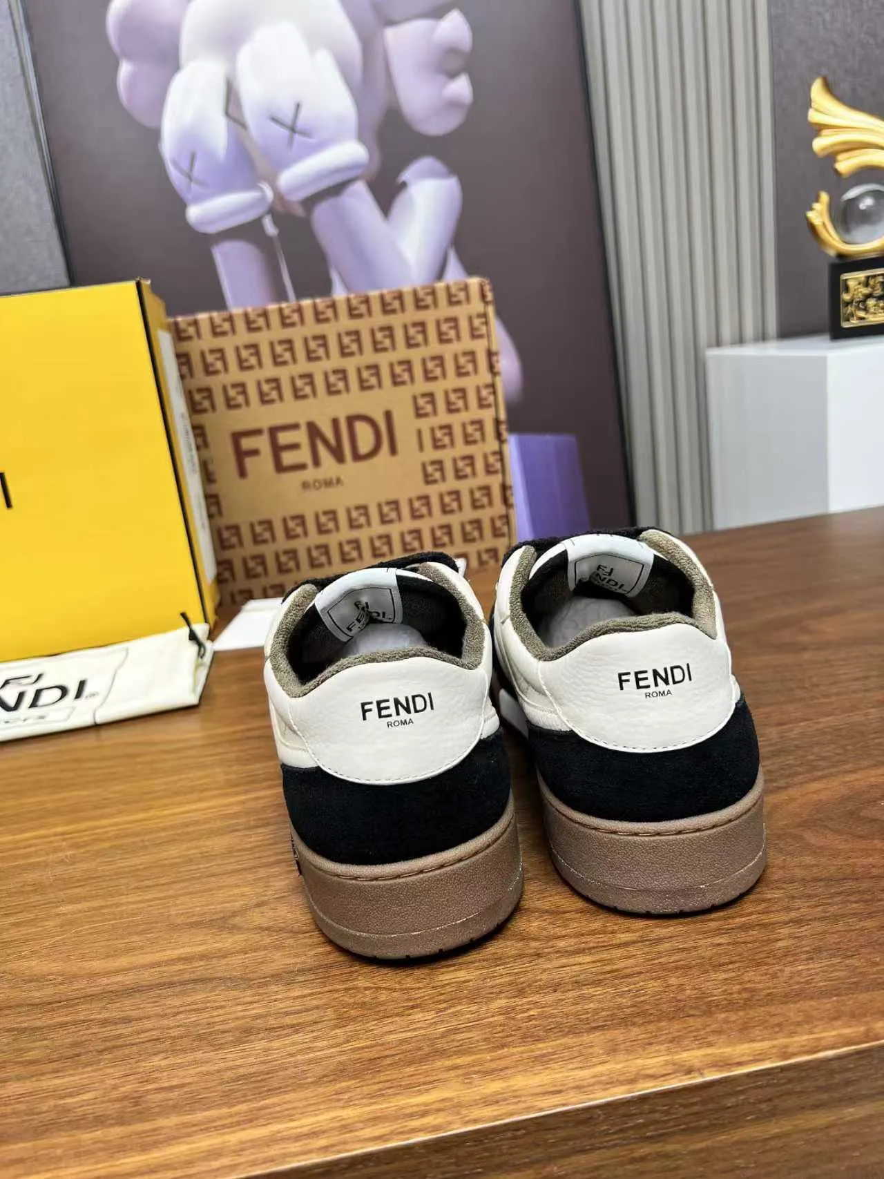 Factory price 660💰 Fendi·Fendi⛳️Hot-selling 35--45 couple model👫 FD match Original purchase for RMB14340 One-to-one reproduction Designer Kim Jones's first sneaker fendi match and Donkey brand Trainer basketball sneakers, fresh blood injected with FF retro design Super good-looking and versatile, the upper is made of cowhide and cowhide splicing combination, with concave and convex double F on the side The logo lining is made of terry velvet 🤗Super soft on the feet, lightweight and comfortable to match with a sweatshirt, original full package! ✦ Fabric: cowhide + cowhide color matching ✦ Lining: original terry velvet lining ✦ Sole: original molded multi-color color matching sole ✦ Sole: mesh injection molding pad ✦ Sole thickness: 3.5cm ✦ Female size: 35--40, female 40 customized ✦ Male size: 39--45, male 45 customized